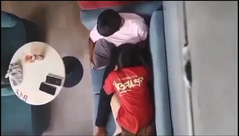 Quay lén gấu bú mút cho bồ nơi công cộng