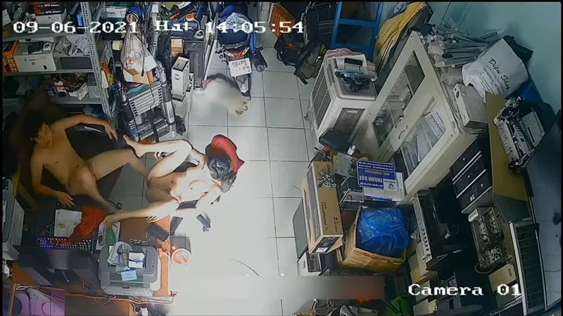 Người vợ chồng nắc nhau trong của cậu bé máy tính