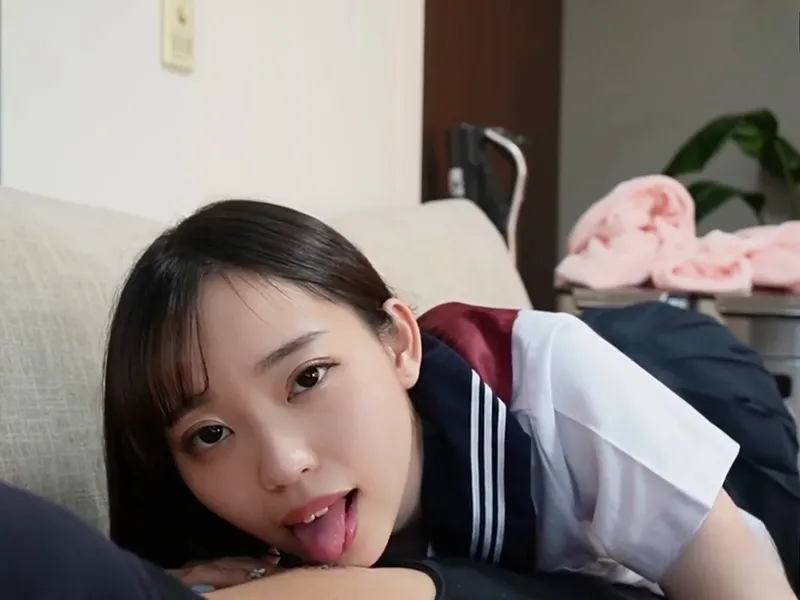 Nữ sinh ngây thơ bị tên ba cóc chọc cậu bé giả vào lồn